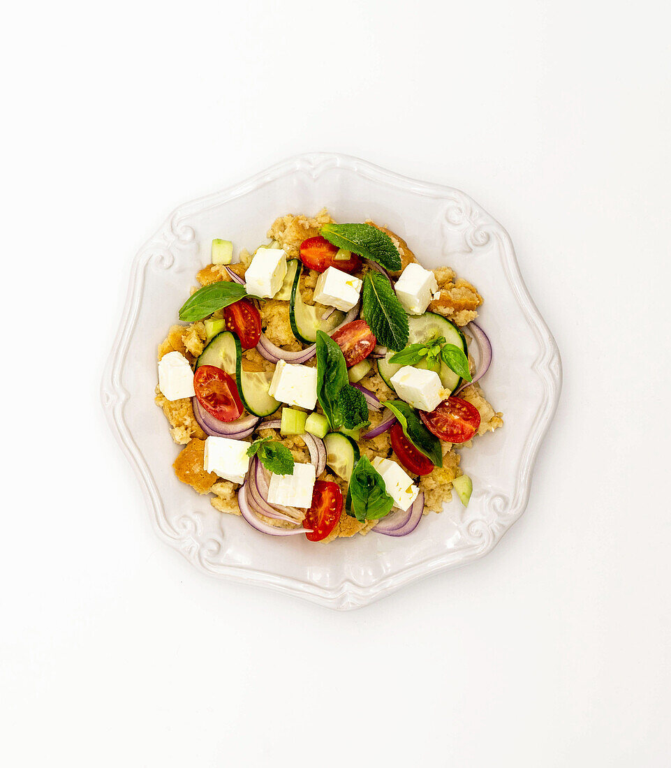 Panzanella mit Feta, Tomaten, Gurken und Zwiebeln
