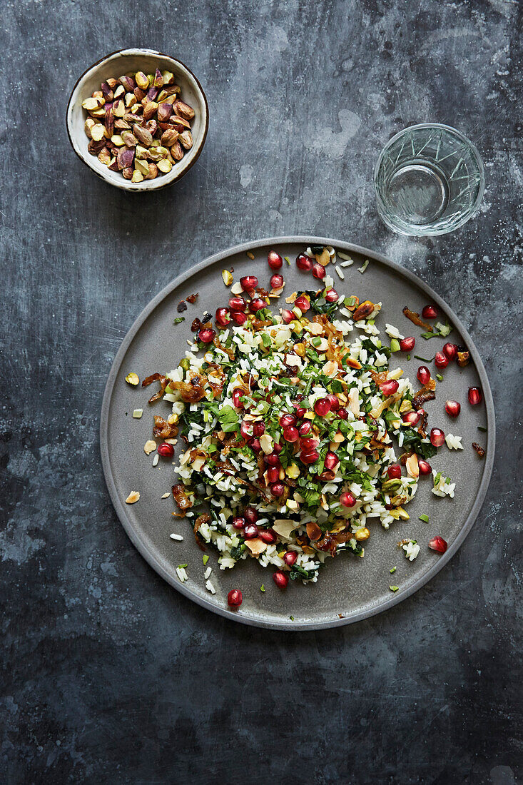 Orientalischer Reissalat mit Granatapfel, karamellisierten Zwiebeln und Pistazien