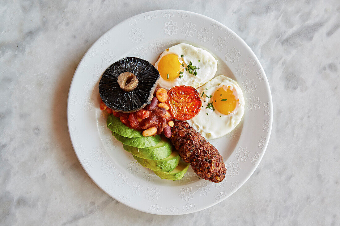 Veggie-Frühstück mit Wurstersatz, Spiegeleiern, Bohnen, Avocado, Pilz und Tomate