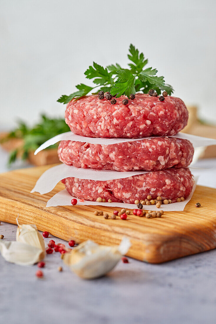 Frische rohe Burgerpatties