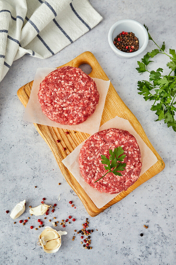 Frische rohe Burgerpatties