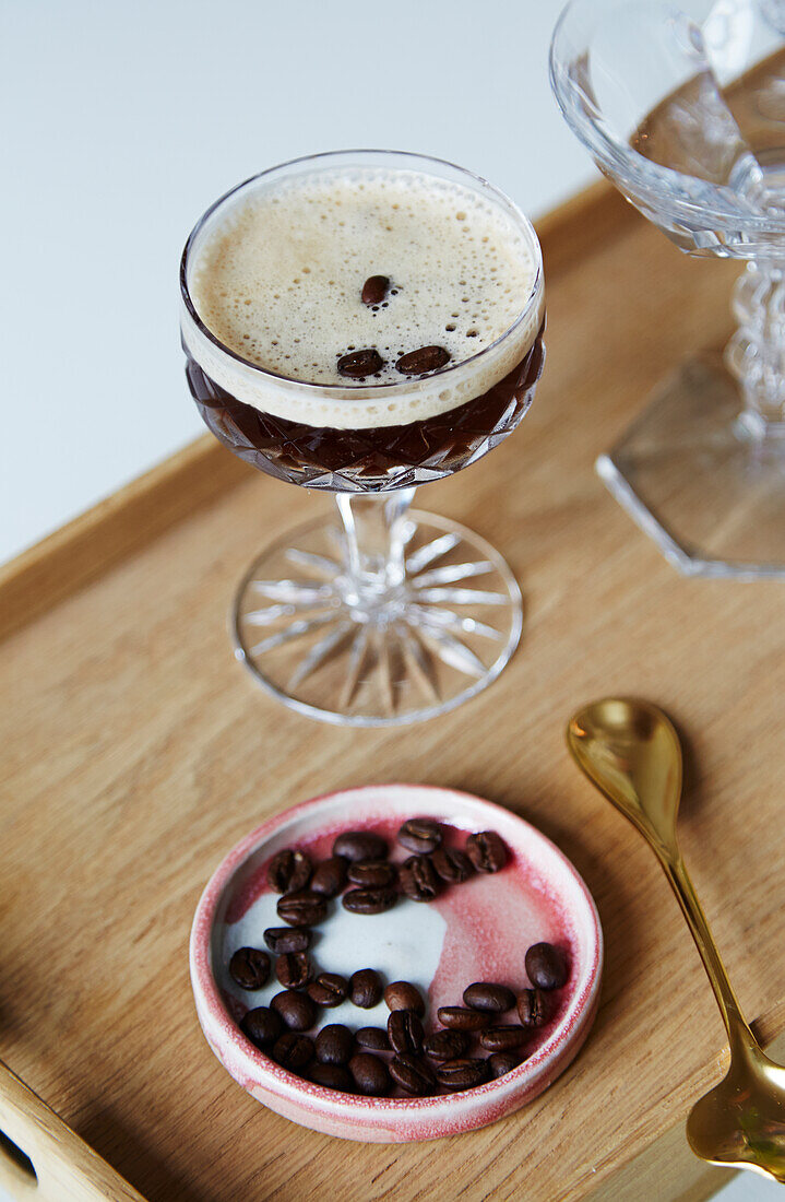 Martini-Espresso mit Kaffeebohnen