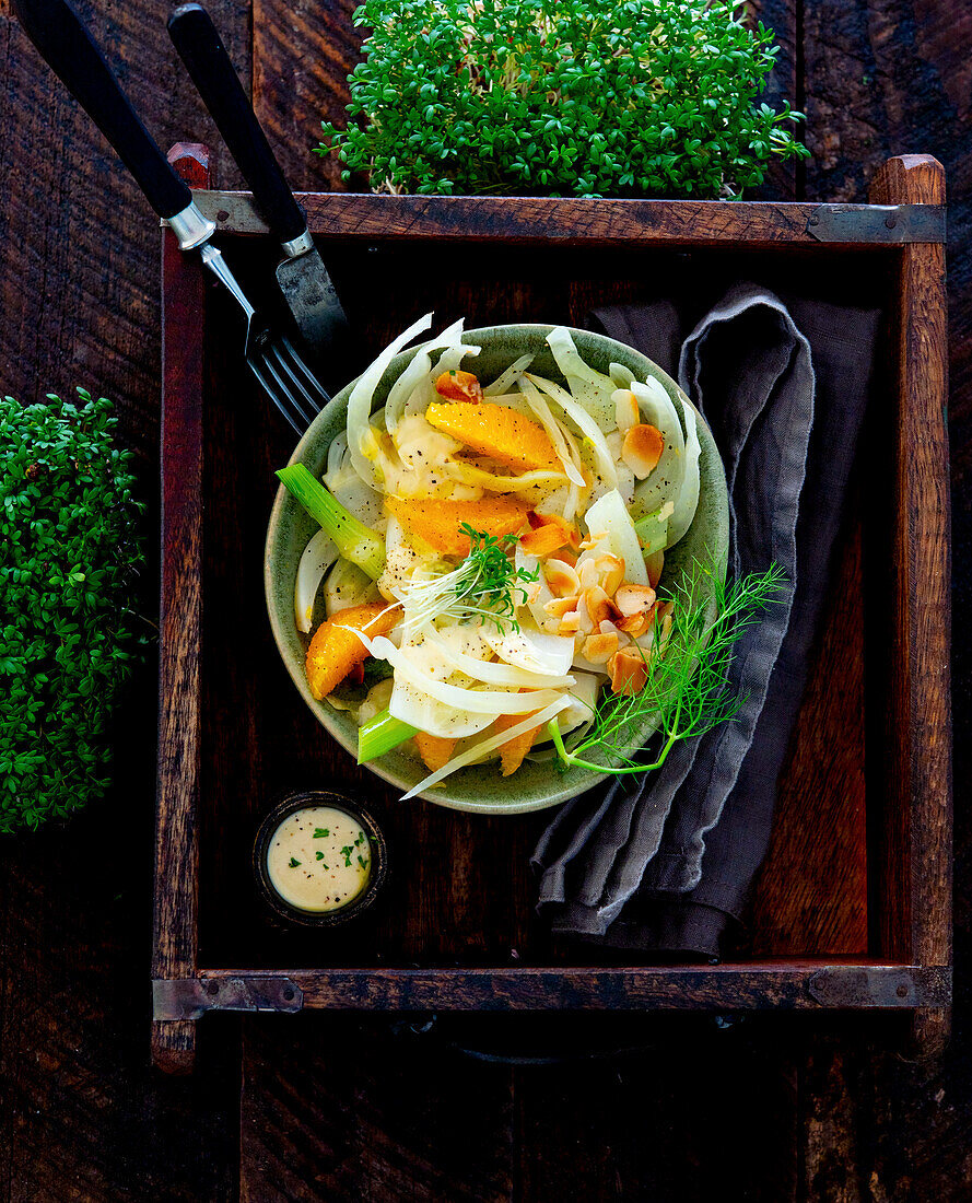 Fenchel-Orangen-Salat mit Kresse und gerösteten Mandeln