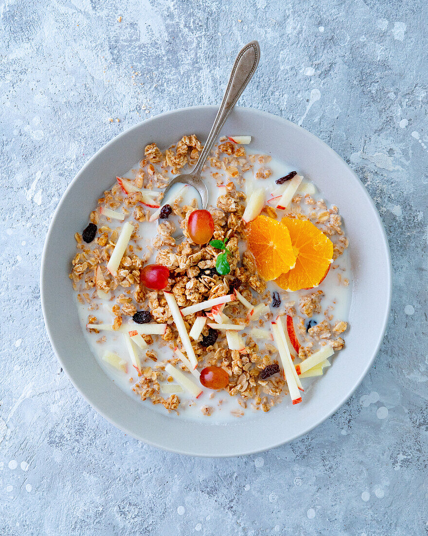 Muesli with crunchy topping and fruits