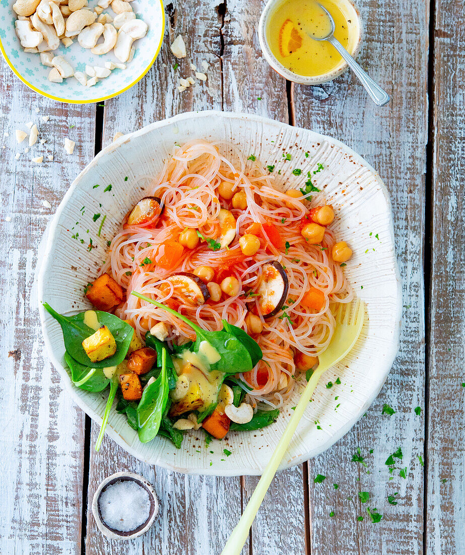 Reis-Vermicelli mit Tomatensauce, Spinat und Kichererbsen