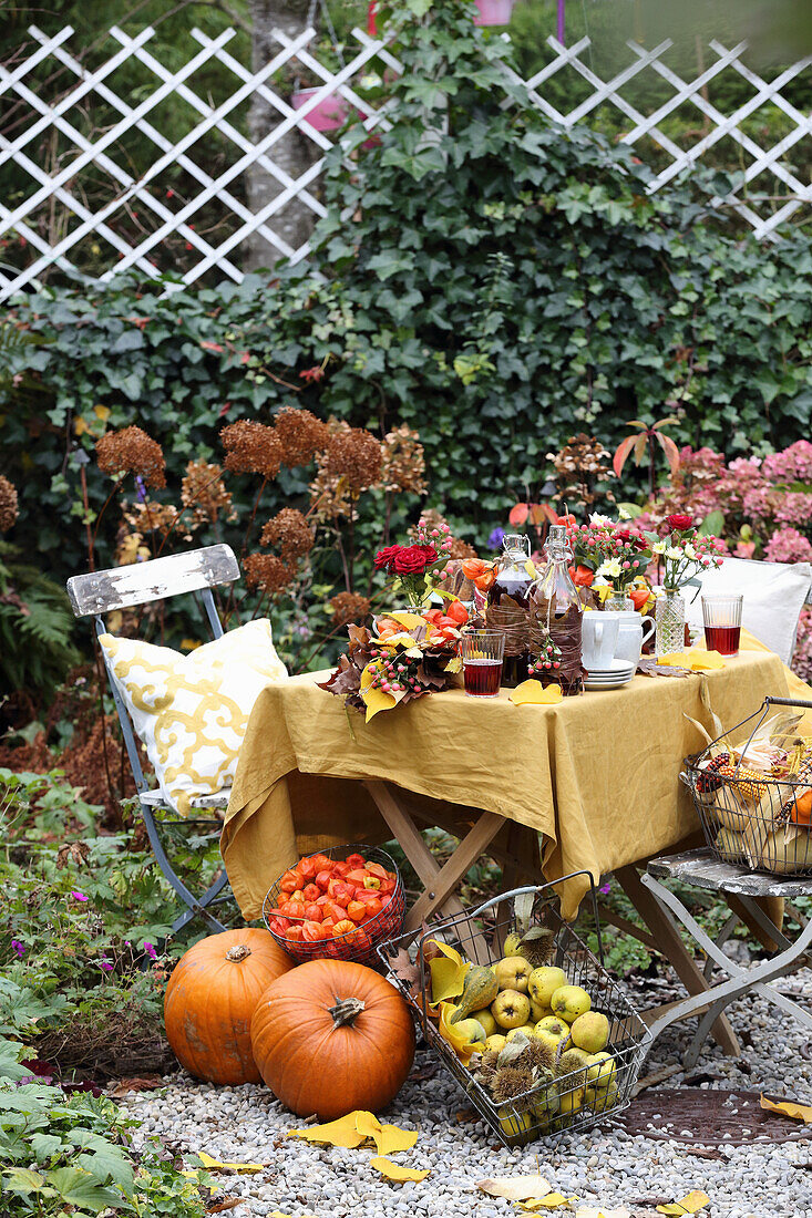 Herbstliches Arrangement im Garten