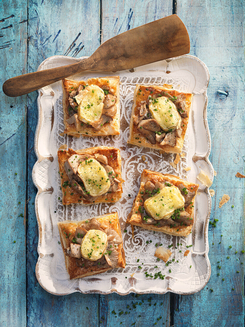 Puff pastry with mushrooms and camembert cheese