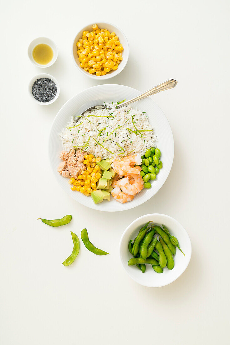 Reis-Bowl mit Edamame, Garnelen, Avocado, Mais und Thunfisch