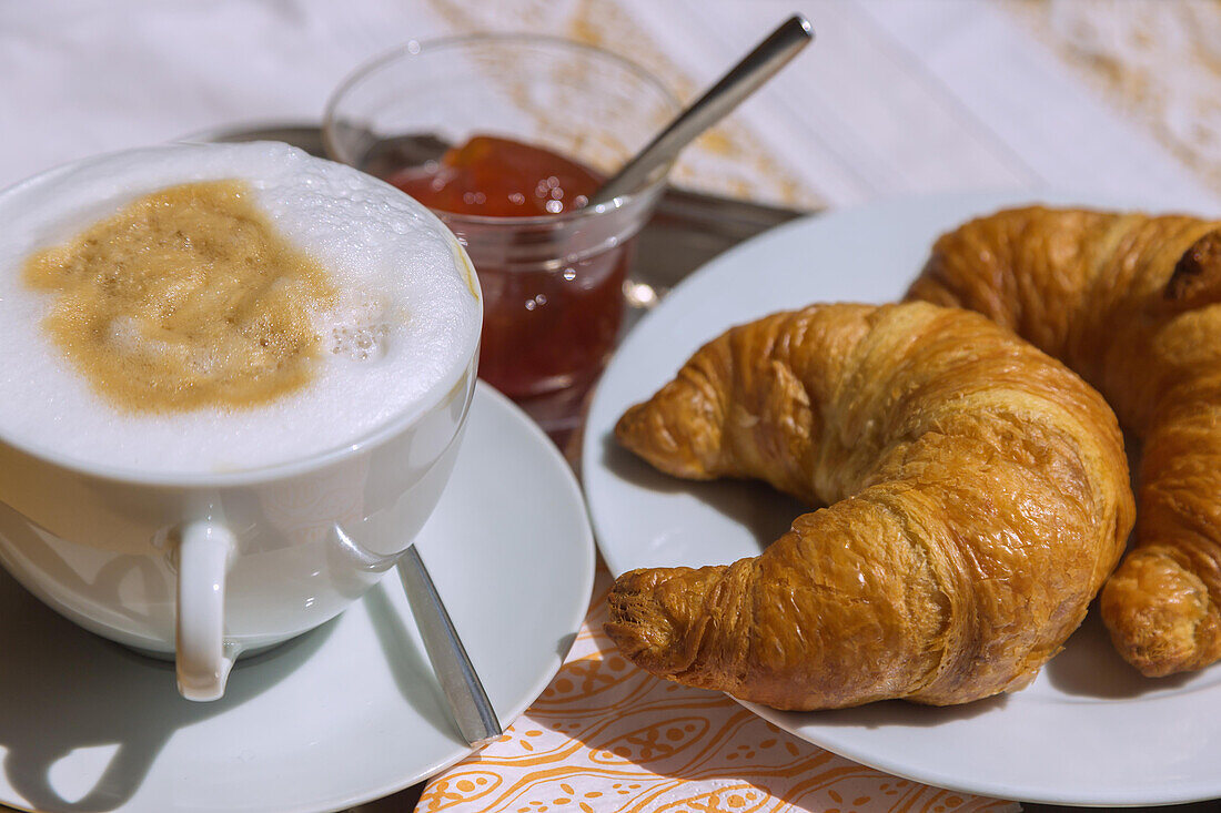 Französisches Frühstück - Café au Lait, Croissants und Konfitüre