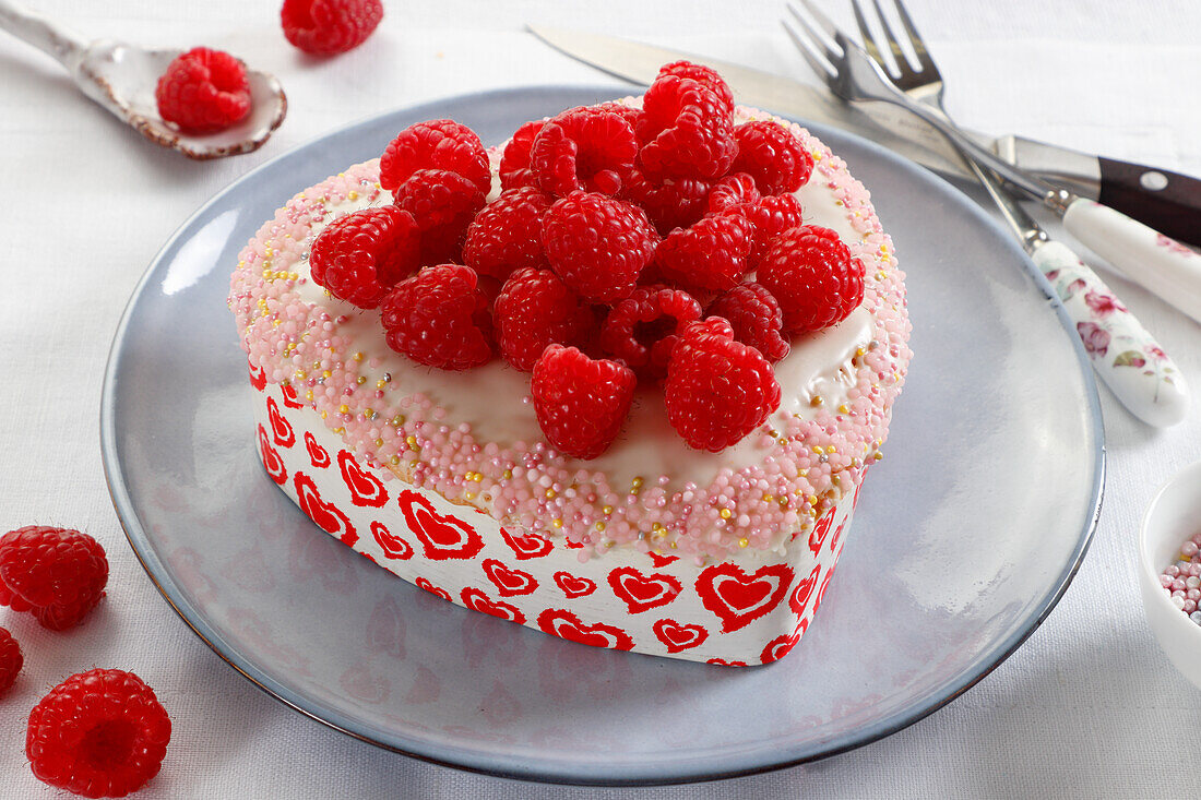 Herzförmiger Kuchen mit Himbeeren