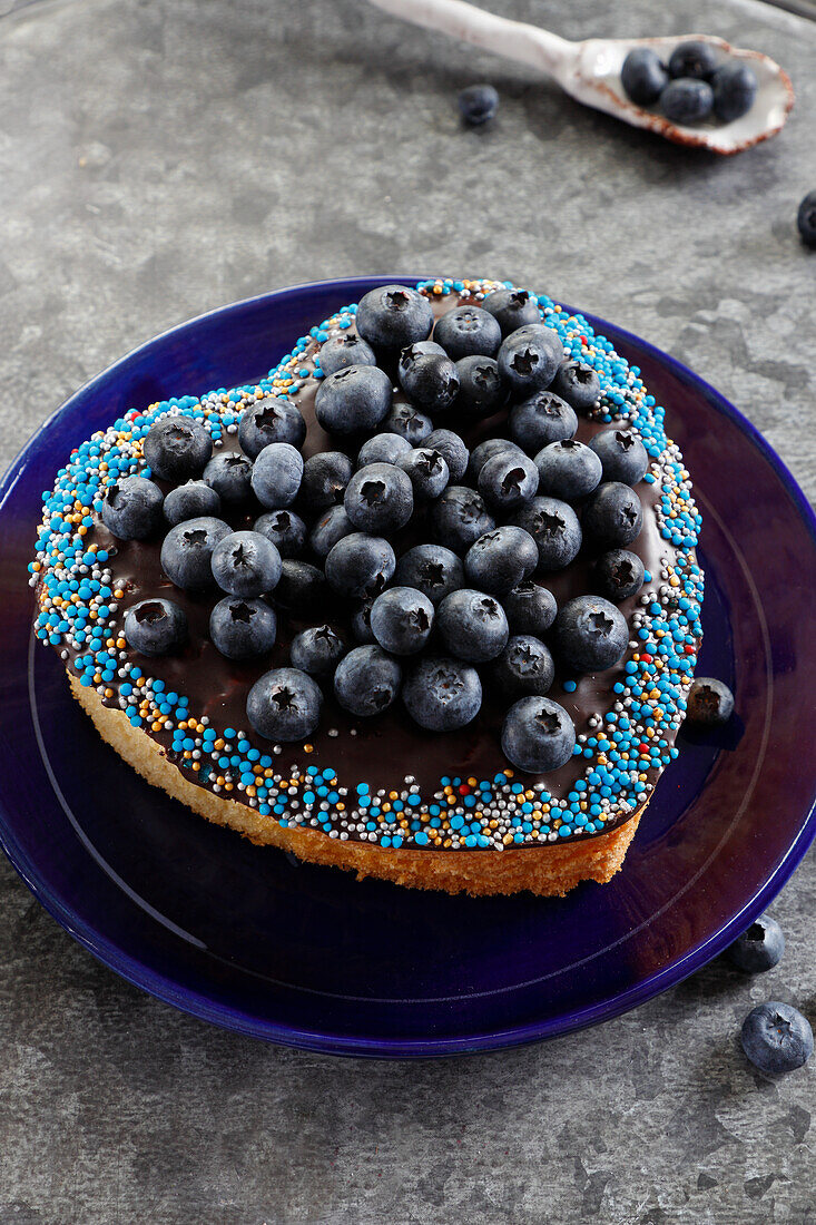 Herzförmiger Kuchen mit Heidelbeeren