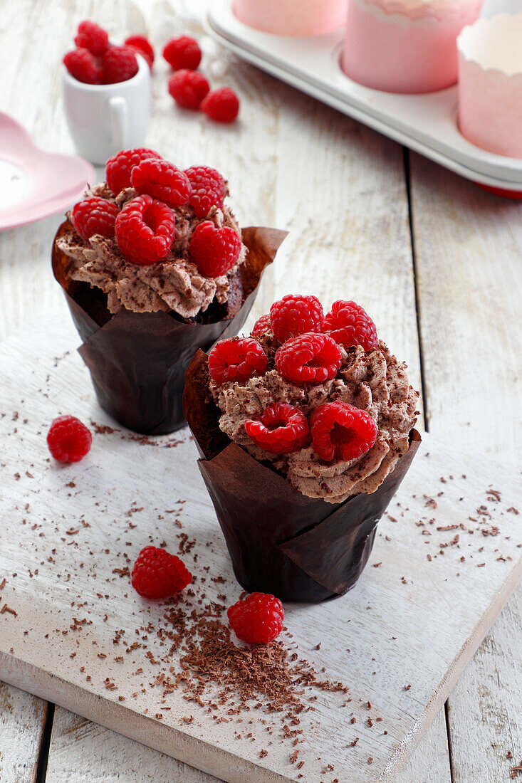 Vegane Schokoladenmuffins mit Himbeeren