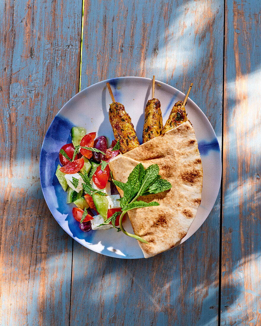 Pitabrot mit Kalbs-Kebab und Salat