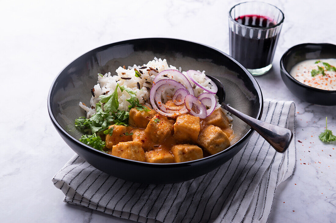 Veganes Tofu-Tikka-Masala mit Basmati-Wildreis-Mischung