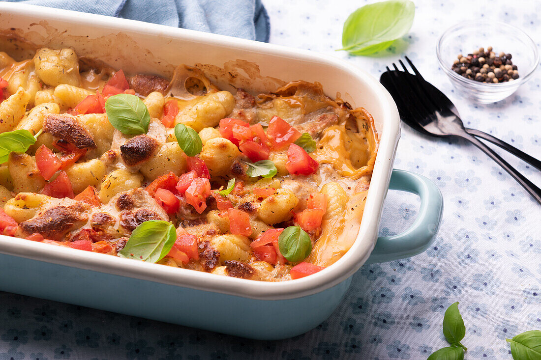 Veganer Gnocchi-Tomaten-Auflauf mit Cashew-Mozzarella
