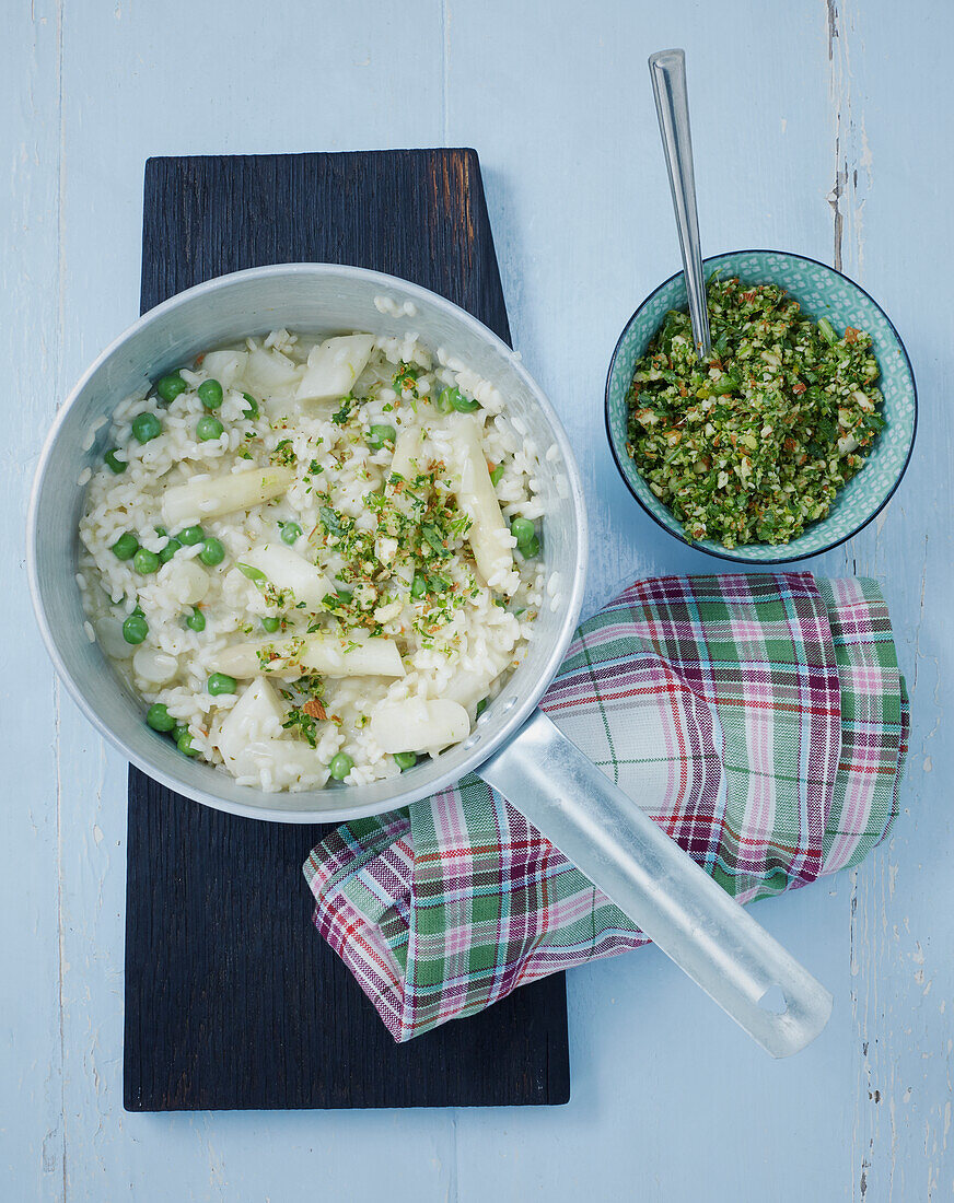 Veganes Spargelrisotto mit Kräuter-Gremolata