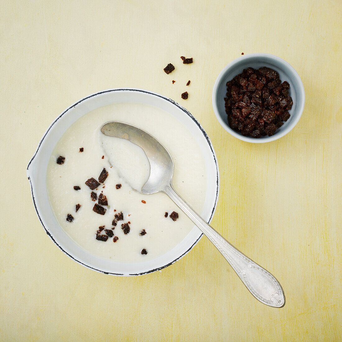 Vegane Spargelcremesuppe mit Brotcrunch