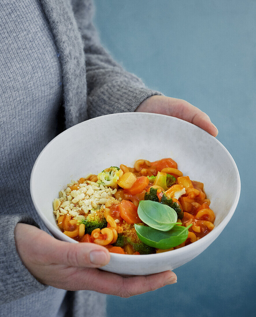 Vegane Minestrone mit Pinienkern-Parmesan