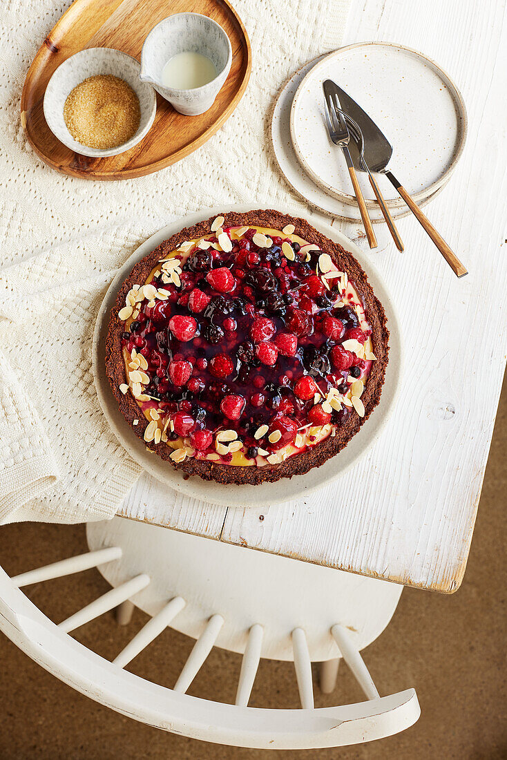 Berry tart with cream liqueur and Baileys pudding