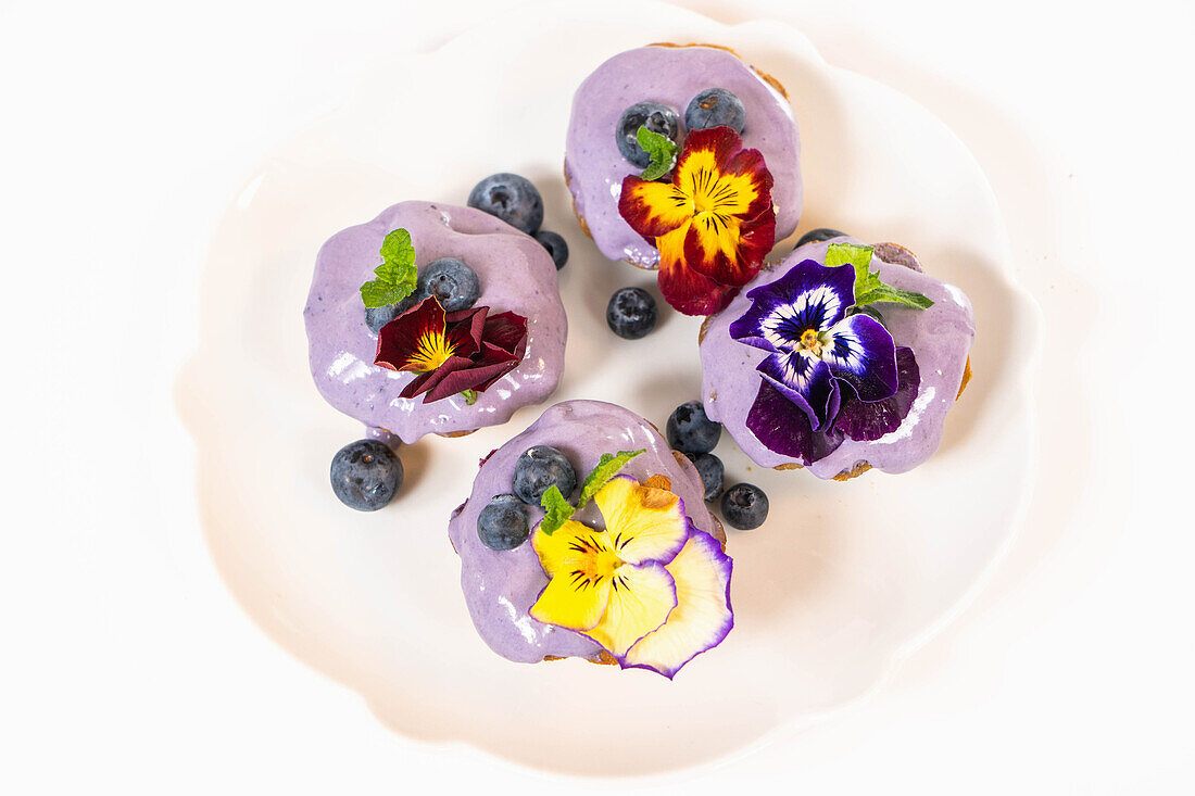 Tartlet with blueberry cream and horned violets
