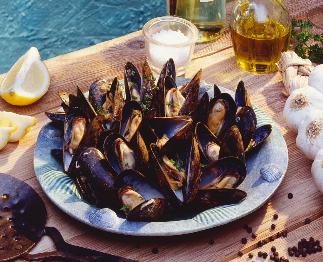 Frische Miesmuscheln mit Zitronen-Knoblauch-Sauce auf Teller