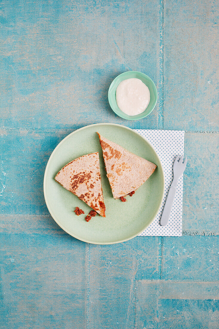 Quesadillas with bean cream and minced meat