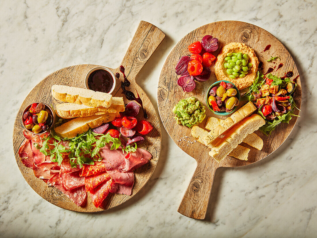 Antipasti-Platten mit Wurst, Oliven, Aufstrich und Brotsticks