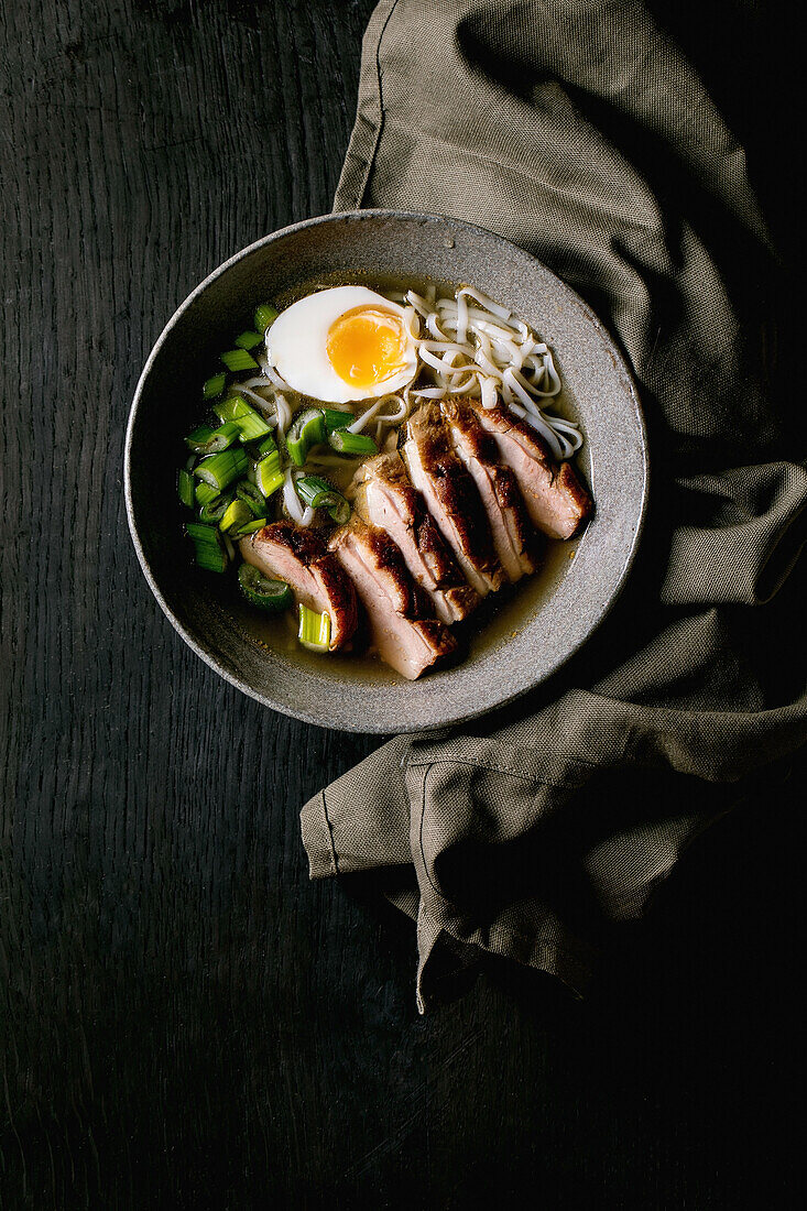 Asiatische Suppe mit Reisnudeln, gegrillter Entenbrust und gekochtem Ei