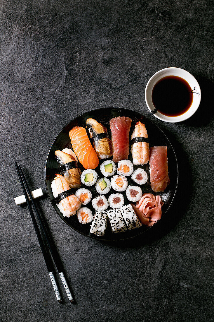 Sushi-Platte mit frischem Lachs, Thunfisch, Aal und Garnelen
