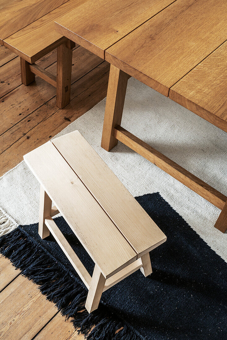 Esstisch mit Bank und Stehbank-Bock aus Holz in Handwerkskunst