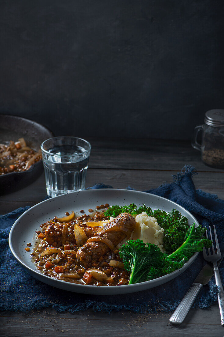 Würstchen mit Zwiebel-Linsen-Sauce dazu Kartoffelpüree und Grünkohl