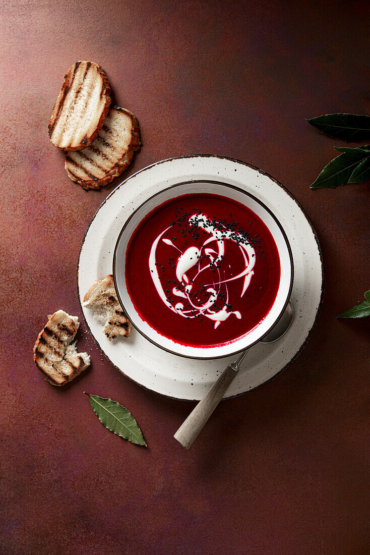 Beetroot soup with toasted bread