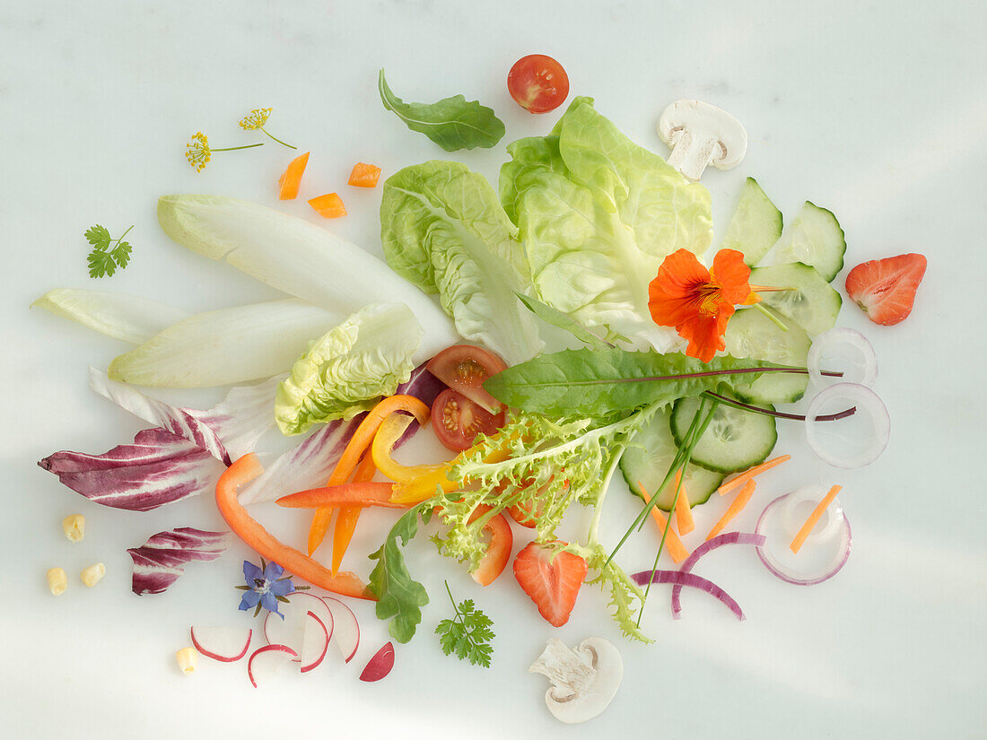 Hellgrüner Salat und verschiedene andere Salatzutaten