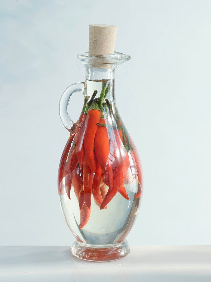Flasche Sonnenblumenöl mit Chili