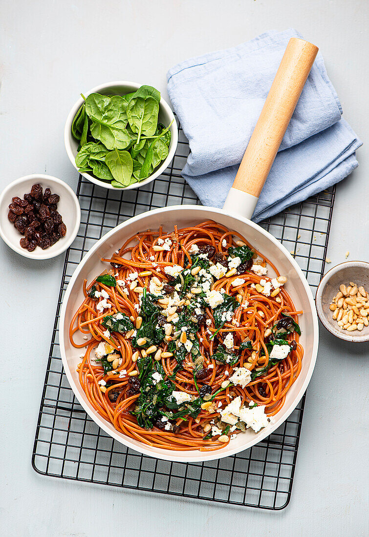 Rote-Linsen-Spaghetti mit Spinat und Feta