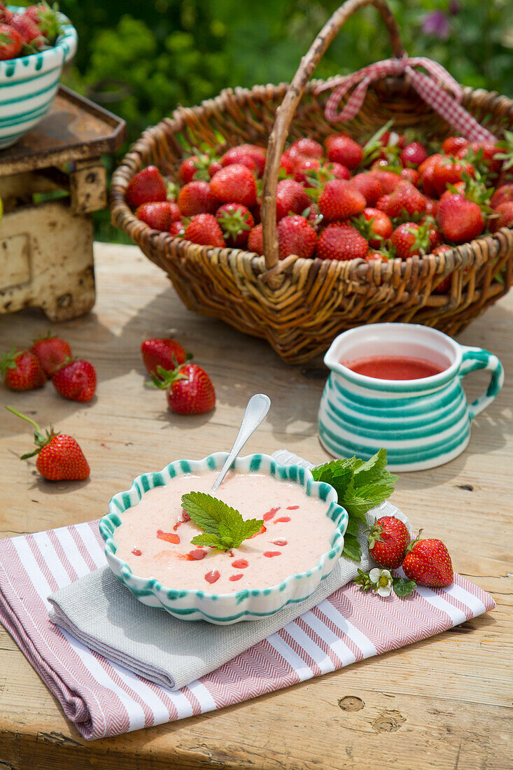 Erdbeercreme und frisch gepflückte Erdbeeren