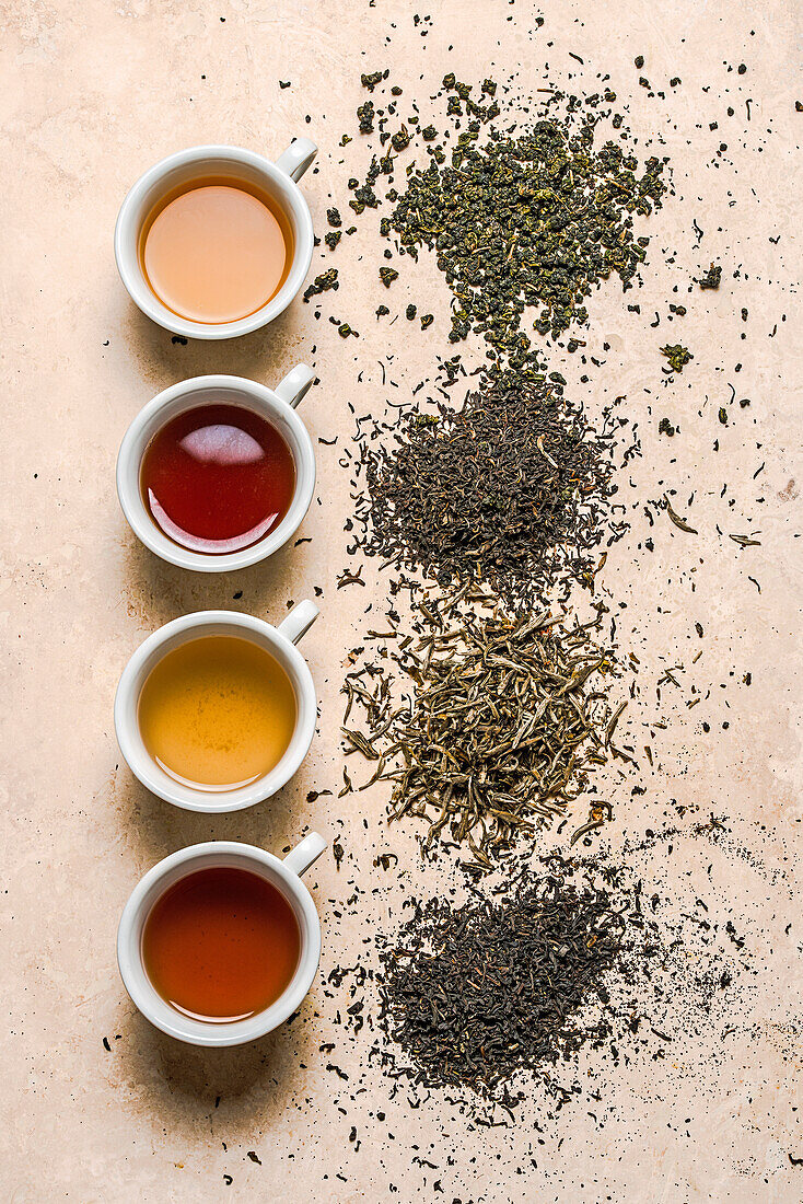 Verschiedene Tees, aufgebrüht und ungekocht