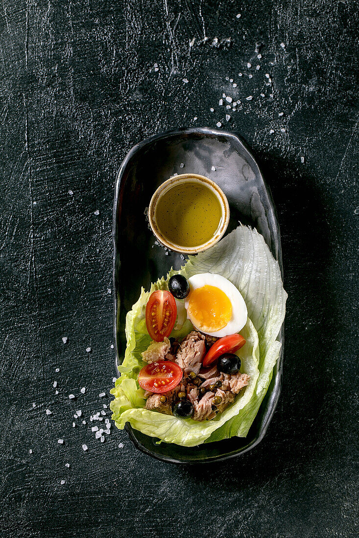 Nizza-Salat mit Dosenthunfisch, Oliven und Eiern mit Olivenöl-Dressing