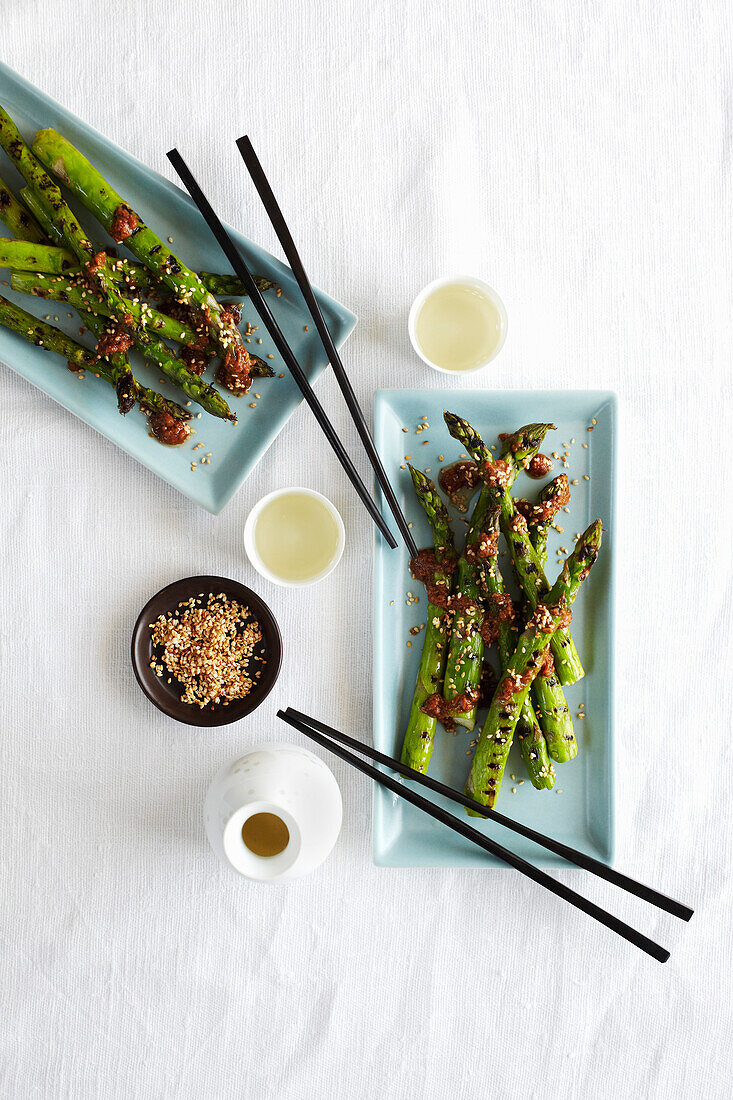 Gebratener Spargel mit Sesam-Miso-Dressing