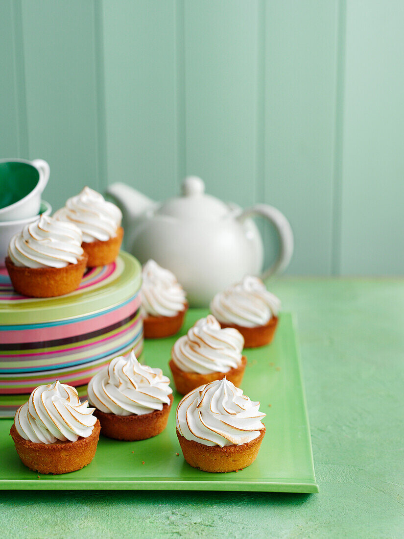 Little lime meringue cakes