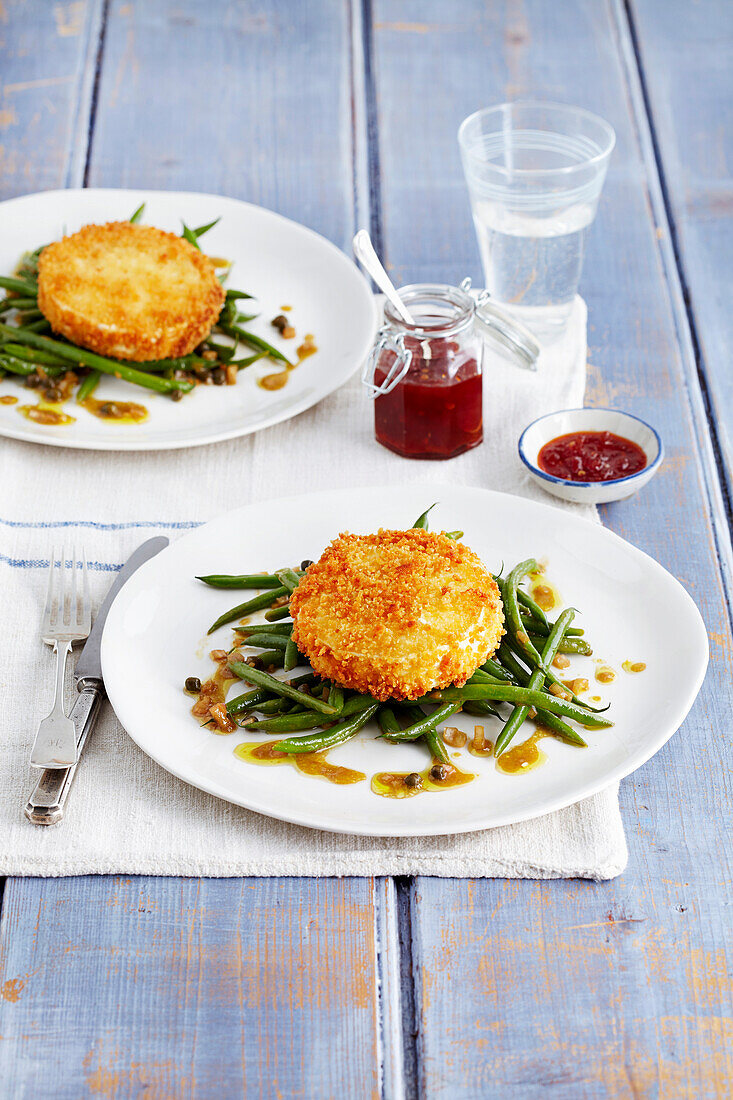 Fried goat's cheese with green beans, capers and shallots