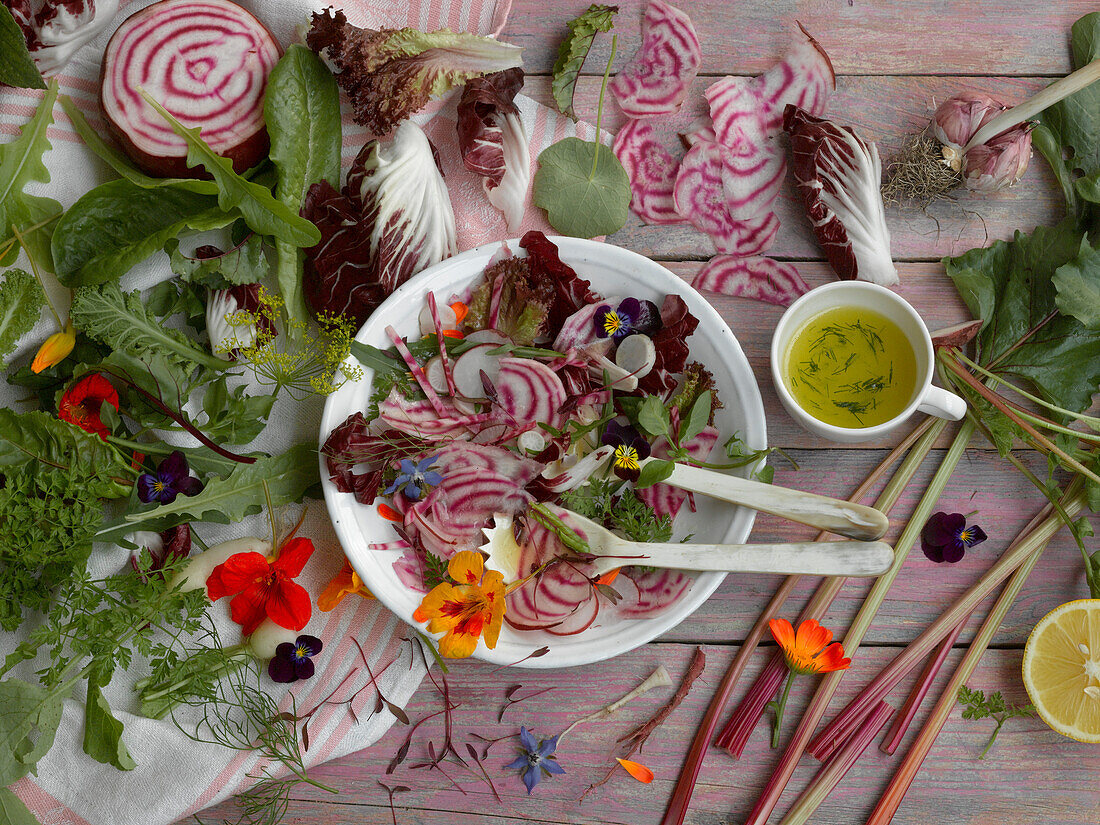 Salat mit Ringelbete, Raddichio, Ruccola, Kapuzinerkresse und Vinaigrette