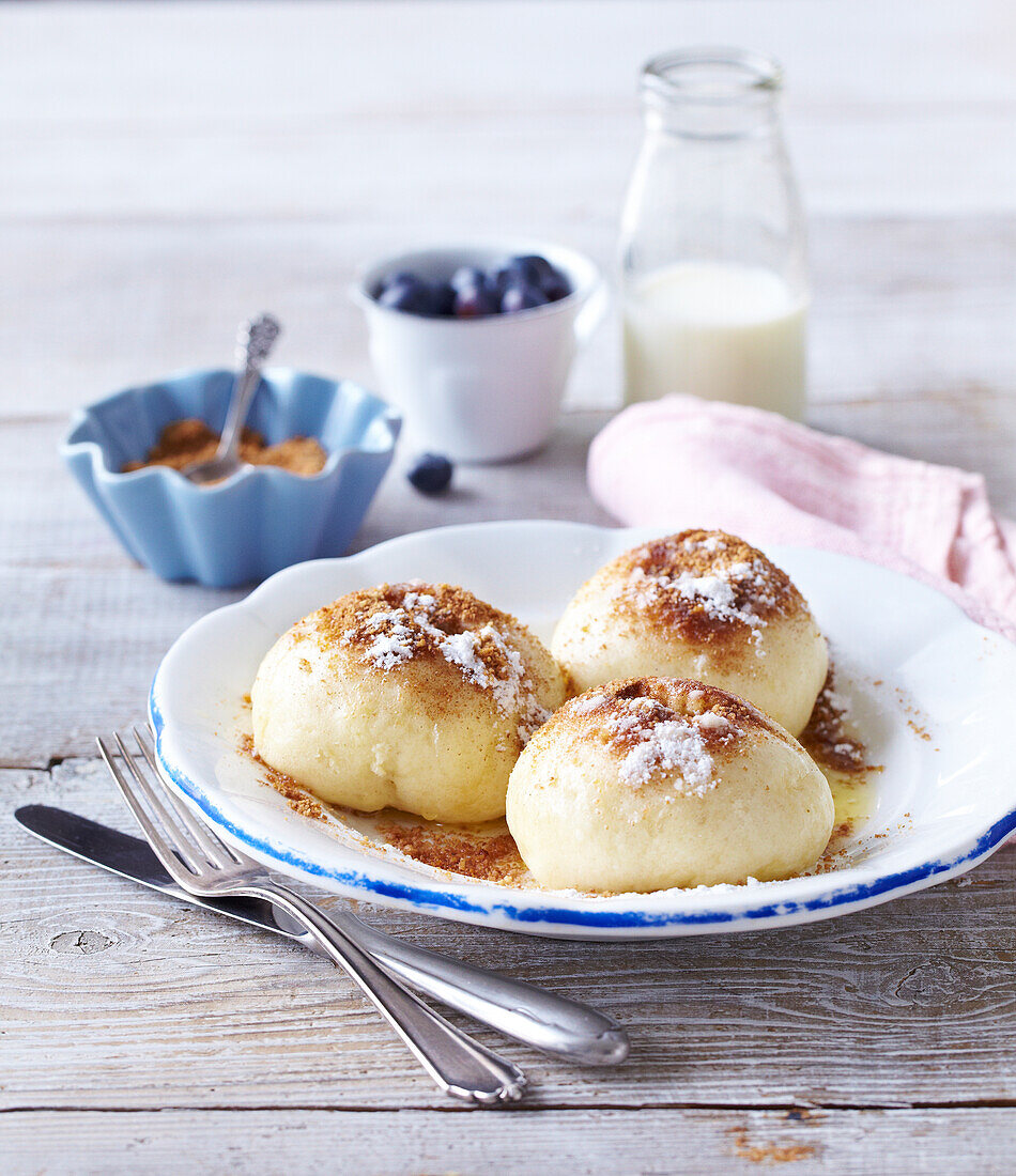 Steamed yeast dumplings with blueberries