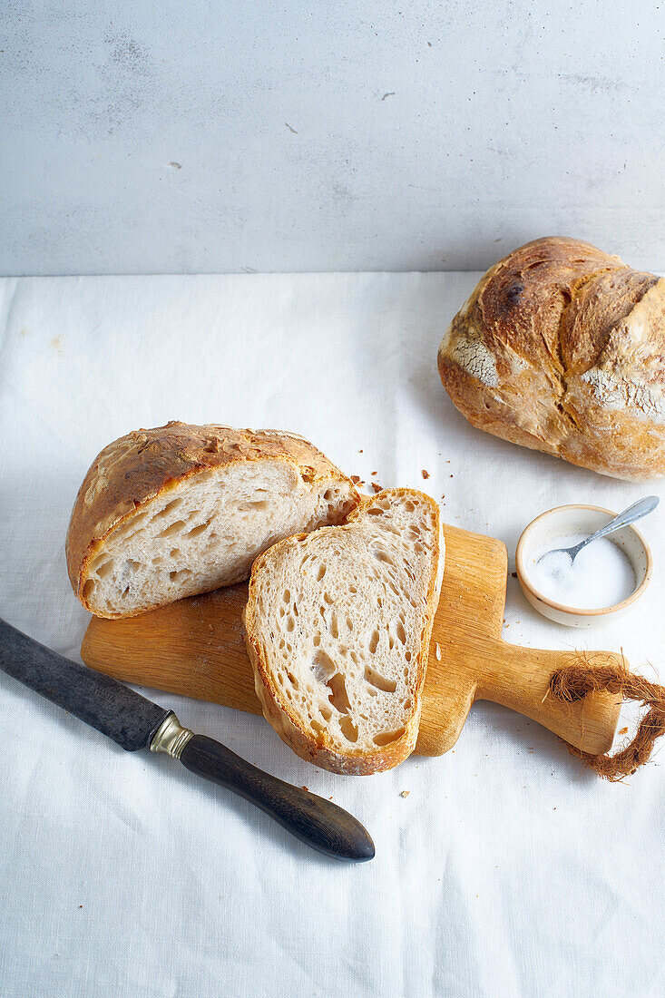 Sauerteig-Weißbrot in Scheiben schneiden