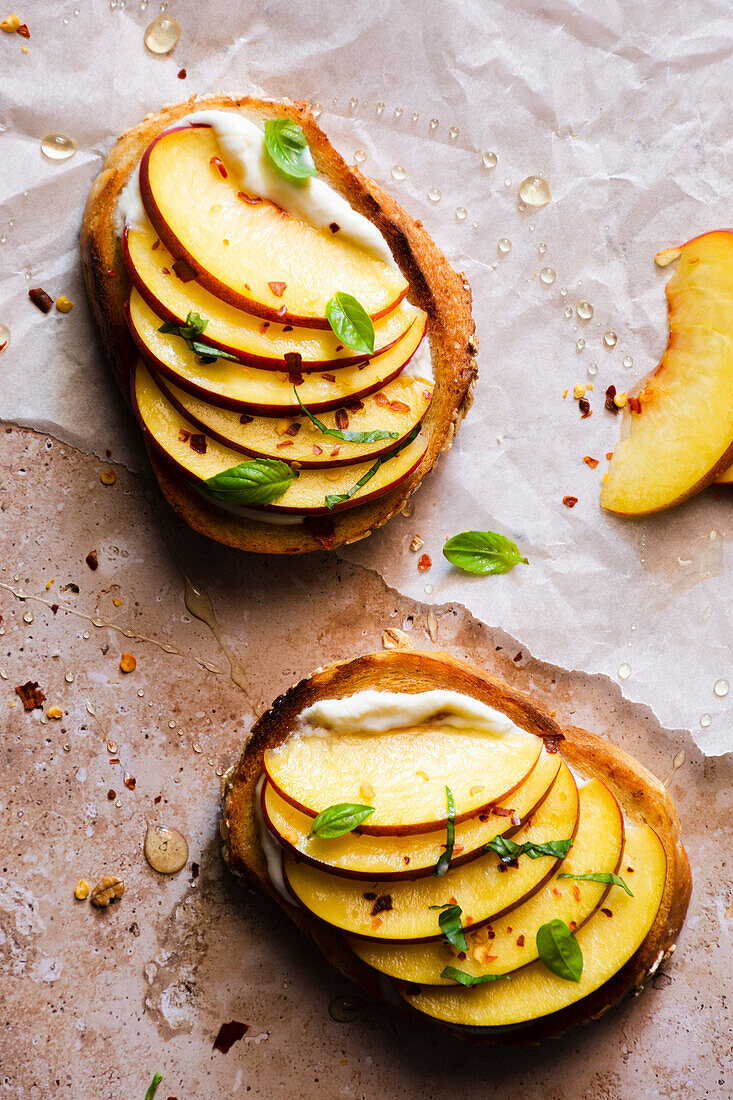 summer breakfast toasts with peaches