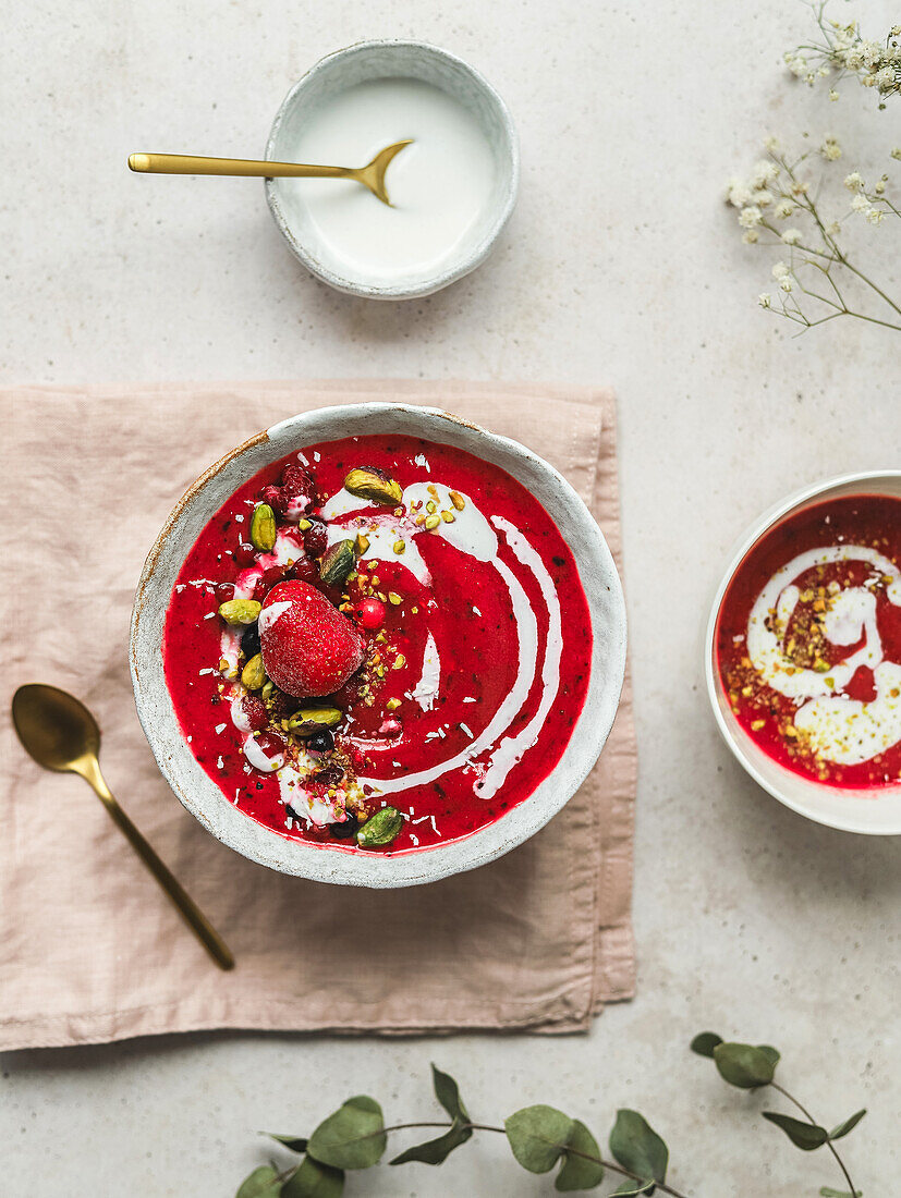 Kalte Beerensuppe, garniert mit Pistazien und Joghurt