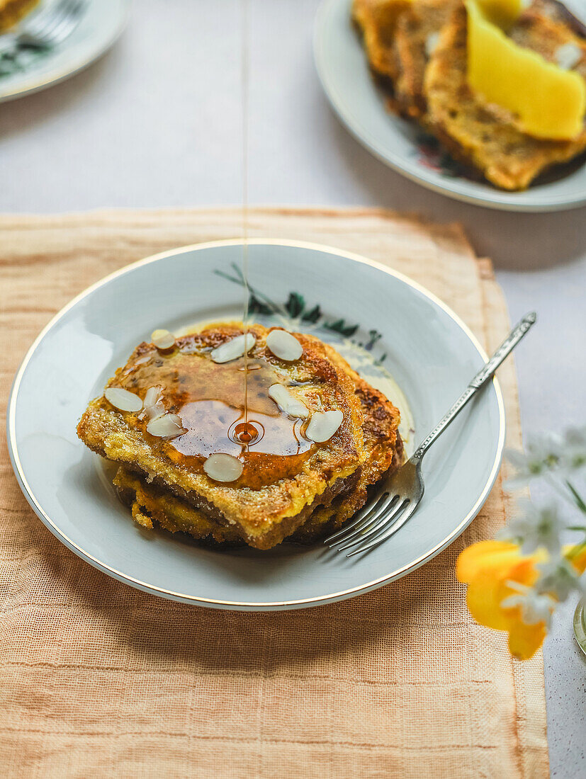 French Toast mit Honig und Mandelblättchen