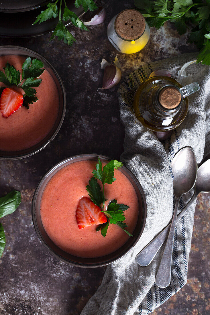 Erdbeer-Gazpacho auf dunklem Tisch