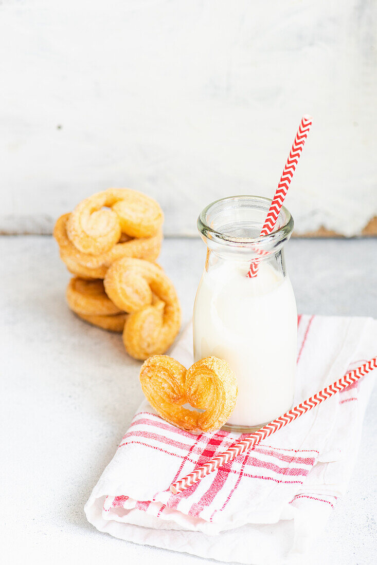 Schweinsöhrchen aus Blätterteig dazu eine Flasche Milch