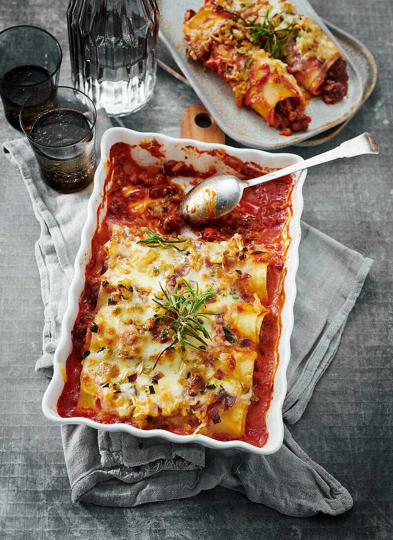 Cannelloni with minced meat filling and tomato sauce